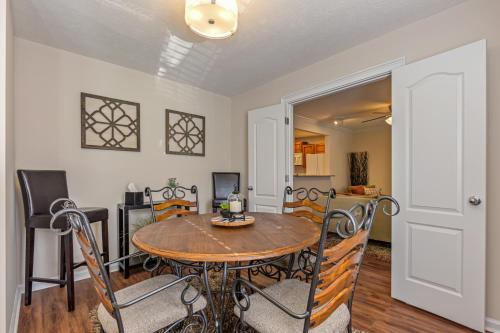 Cabin Style & Cozy Back Deck Near LakePoint PBR Cabin Style & Cozy Back Deck Near LakePoint PBR