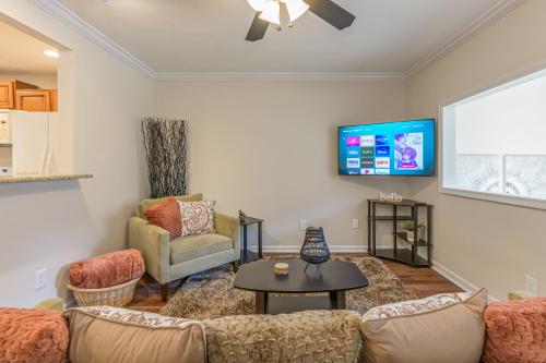 Cabin Style & Cozy Back Deck Near LakePoint PBR Cabin Style & Cozy Back Deck Near LakePoint PBR