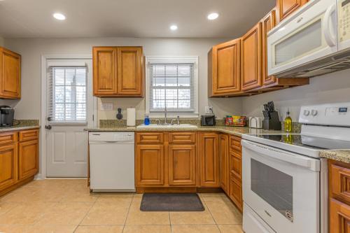 Cabin Style & Cozy Back Deck Near LakePoint PBR Cabin Style & Cozy Back Deck Near LakePoint PBR