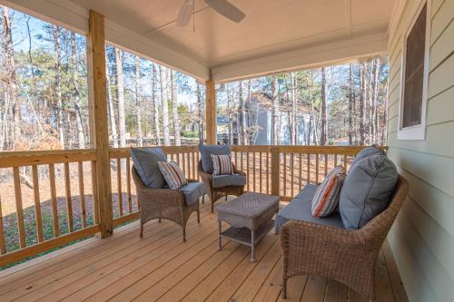 Cabin Style & Cozy Back Deck Near LakePoint PBR detail