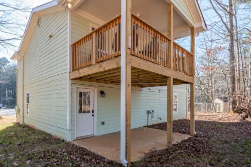 Cabin Style & Cozy Back Deck Near LakePoint PBR Cabin Style & Cozy Back Deck Near LakePoint PBR