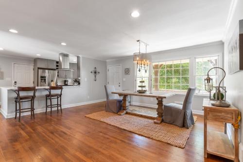Fully Fenced Rustic Home Minutes From Truist Park in Atlanta, USA