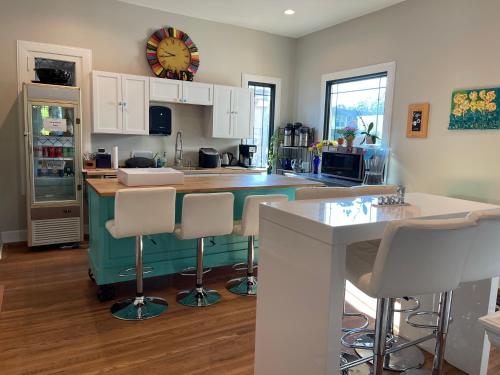 Konyha, VIP Suites for Business Women, Nurses, College Moms Traveling to Indianapolis near Hinkle Fieldhouse