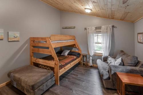 Cozy Home, Hot Tub, Dock, Kayaks, Swimming & More! in Woodrow, USA
