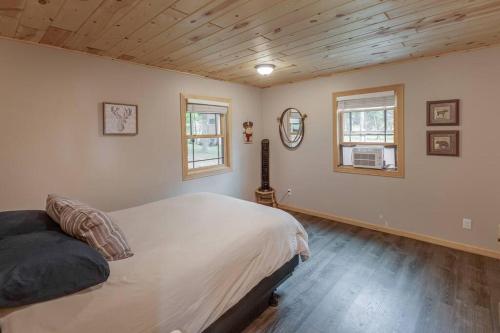 Cozy Home, Hot Tub, Dock, Kayaks, Swimming & More! in Woodrow, USA