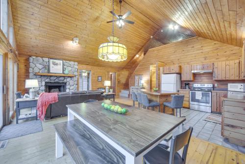 Cozy Wisconsin Cabin with Deck, Kayaks and Lake Views! in Hayward, USA