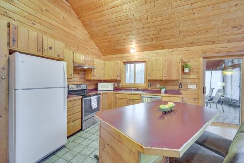 Cozy Wisconsin Cabin with Deck, Kayaks and Lake Views! in Hayward, USA