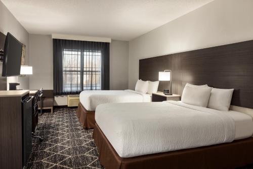 La Quinta Inn & Suites by Wyndham Lake George - image 14