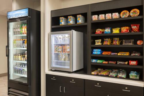 La Quinta Inn & Suites by Wyndham Lake George - image 5