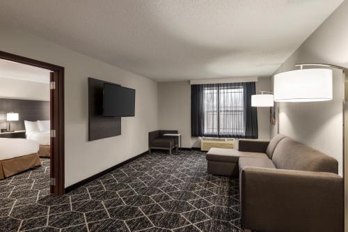 La Quinta Inn & Suites by Wyndham Lake George - image 9