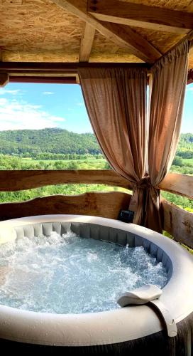 Holiday home with hot tube, near the river, Pokupsko
