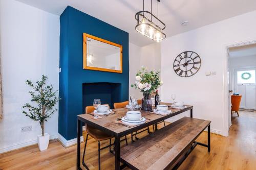 New! Spacious 2-bed Home In Chester City-centre By 53 Degrees Property, Ideal For Couples & Small Gr - Chester