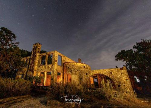 Amah's Cottage ~ Silver Spur Dancehall Ruins ~ Bandera, TX. - Apartment - Bandera