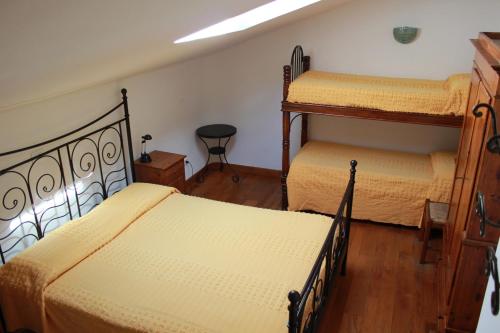 1 queen bed, 2 twin beds