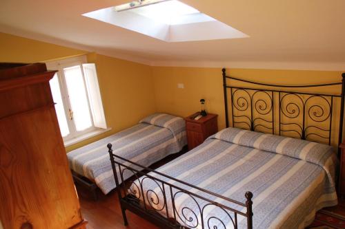 1 queen bed, 1 twin bed