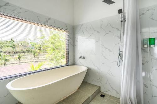 Deluxe Double Room with Bath and Sea View image 8