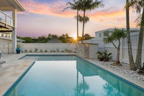 Paradise Mansion - The Ultimate Entertainer with Pool