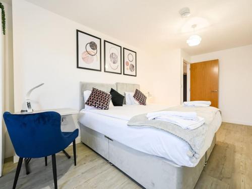 Stylish & Spacious Salford Quays one bedroom high floor apartment with balcony, Manchester
