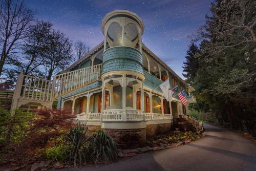 Engadine Inn and Cabins - Hotel - Candler