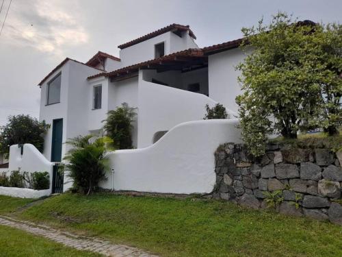 Casa Grega em Angra dos Reis com Piscina e Vista Espetacular