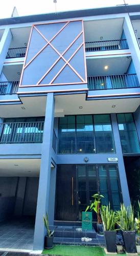 The Skyone Poshtel in Ναν