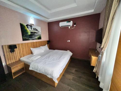 B&B Lagos - Hollywood Court Hotel - Bed and Breakfast Lagos