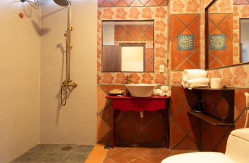 room detail thumbnail 2