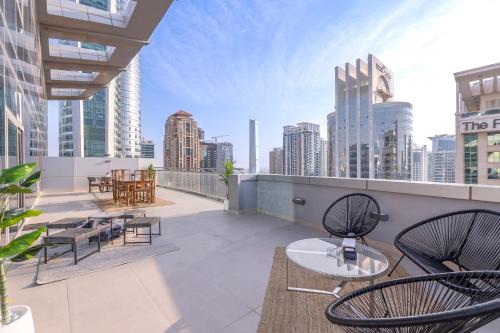 The Iconic Luxury 4BR Penthouse Near to Jumeirah Beach and Infront of DMCC Metro Station, Dubaj