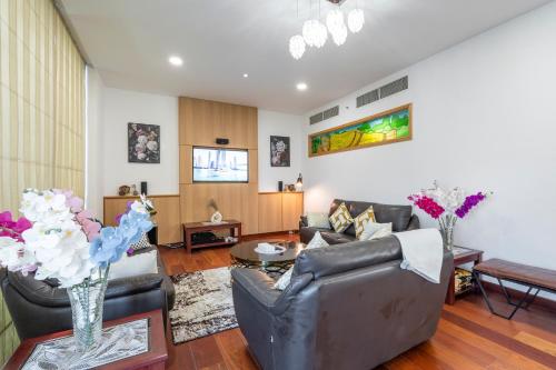 The Iconic Luxury 4BR Penthouse Near to Jumeirah Beach and Infront of DMCC Metro Station, Дубай (фото 4)