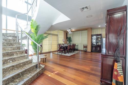 The Iconic Luxury 4BR Penthouse Near to Jumeirah Beach and Infront of DMCC Metro Station, Дубай (фото 10)