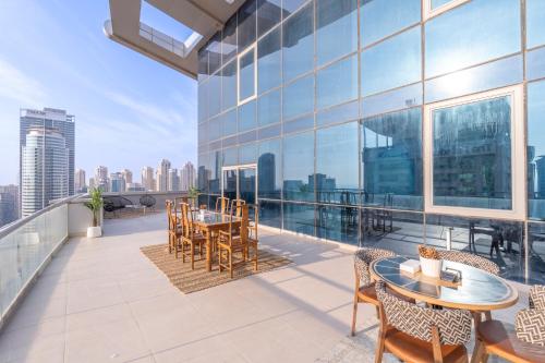 The Iconic Luxury 4BR Penthouse Near to Jumeirah Beach and Infront of DMCC Metro Station, Дубай (фото 2)