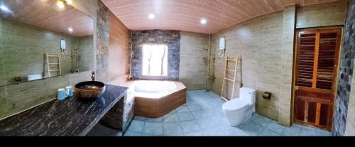 King Room with Two King Beds image 3