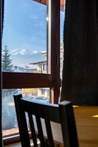 Refurbished studios, mountain view balconies, minutes from gondola Bansko