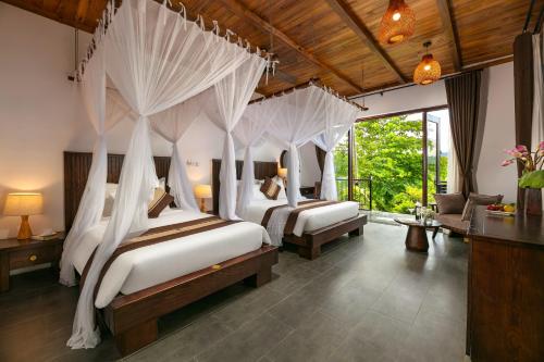 Superior Double or Twin Room with Mountain View image 3