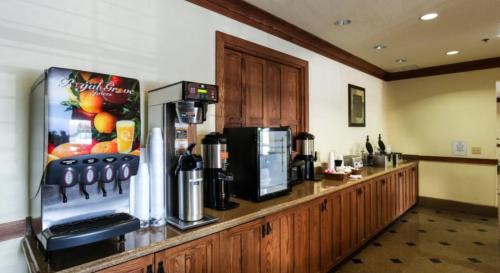 Restorāns, Mountain Inn & Suites Airport - Hendersonville in Naples (NC)