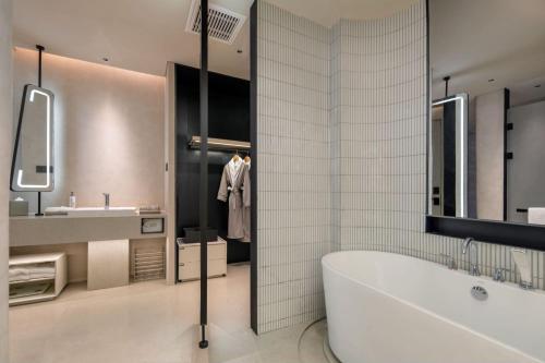 room detail thumbnail 2