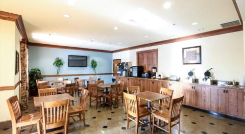 Restorāns, Mountain Inn & Suites Airport - Hendersonville in Naples (NC)