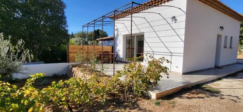 Jolie maison neuve entre mer et colline en Provence