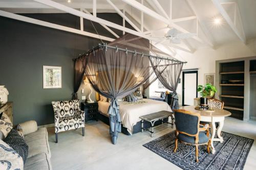 516077647 Safari Moon Luxury Bush Lodge
