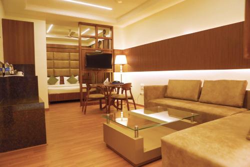 1 king bed, 1 sofa bed