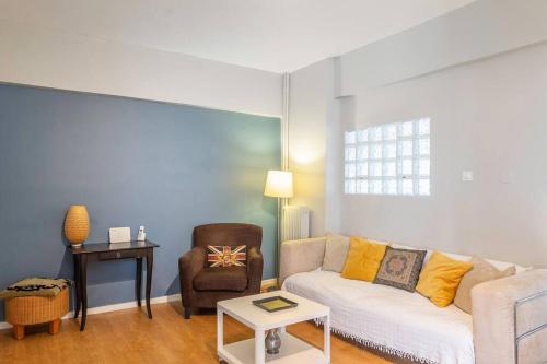 Simplicity and Comfort: Apartment in Zografou