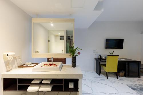 Luxury Honeymoon suite image 9