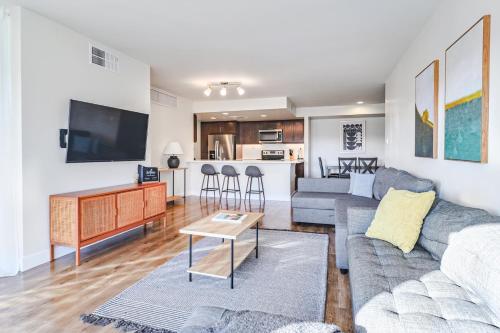 Glorious & Trendy 2BDR & 2BTH in Marina del Rey