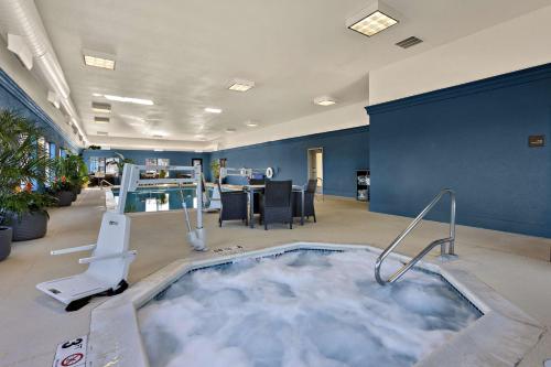 Hampton Inn & Suites Petoskey - image 7