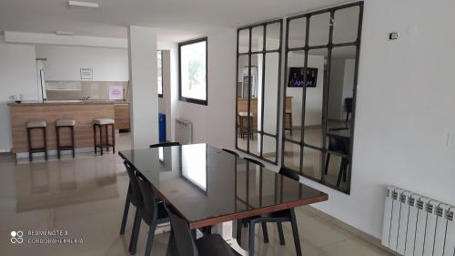 공용 라운지/TV 시청 구역, Depto céntrico excelente ubicación, con cochera, pileta y patio (Depto centrico excelente ubicacion, con cochera, pileta y patio) in 비야 카를로스 파스