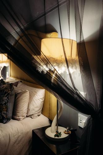 516094806 Safari Moon Luxury Bush Lodge