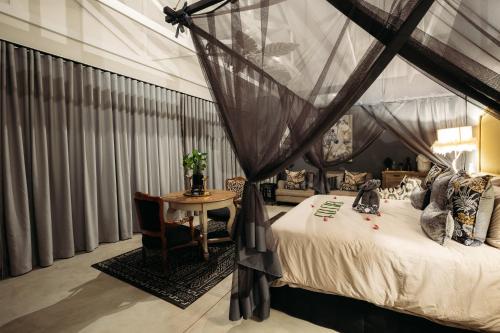 516094837 Safari Moon Luxury Bush Lodge