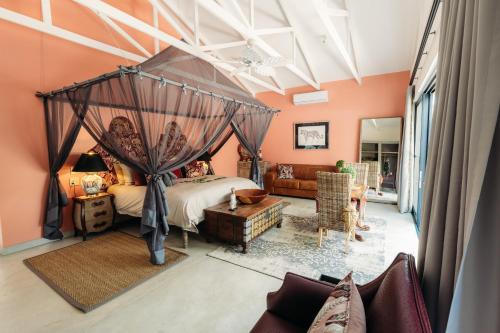 516095339 Safari Moon Luxury Bush Lodge
