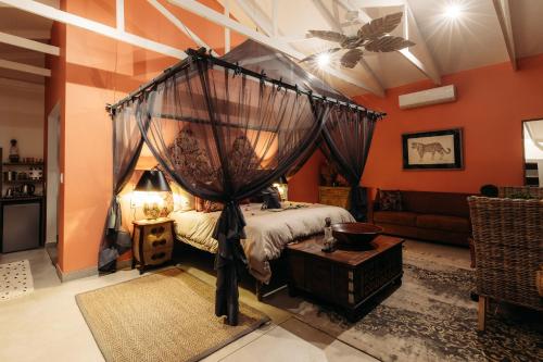 516095341 Safari Moon Luxury Bush Lodge