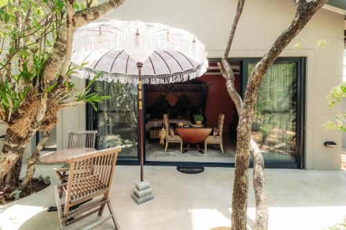 516095351 Safari Moon Luxury Bush Lodge